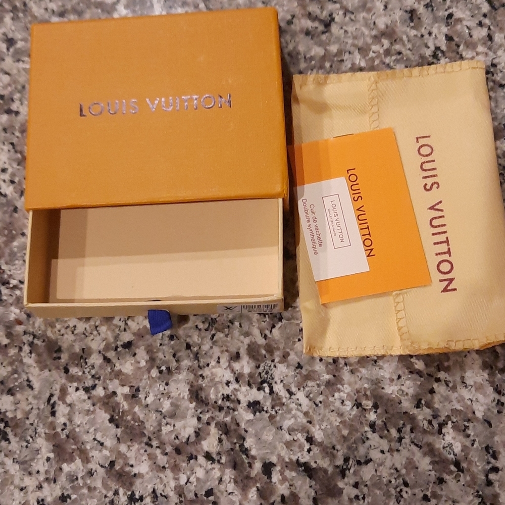 Dust bag and box